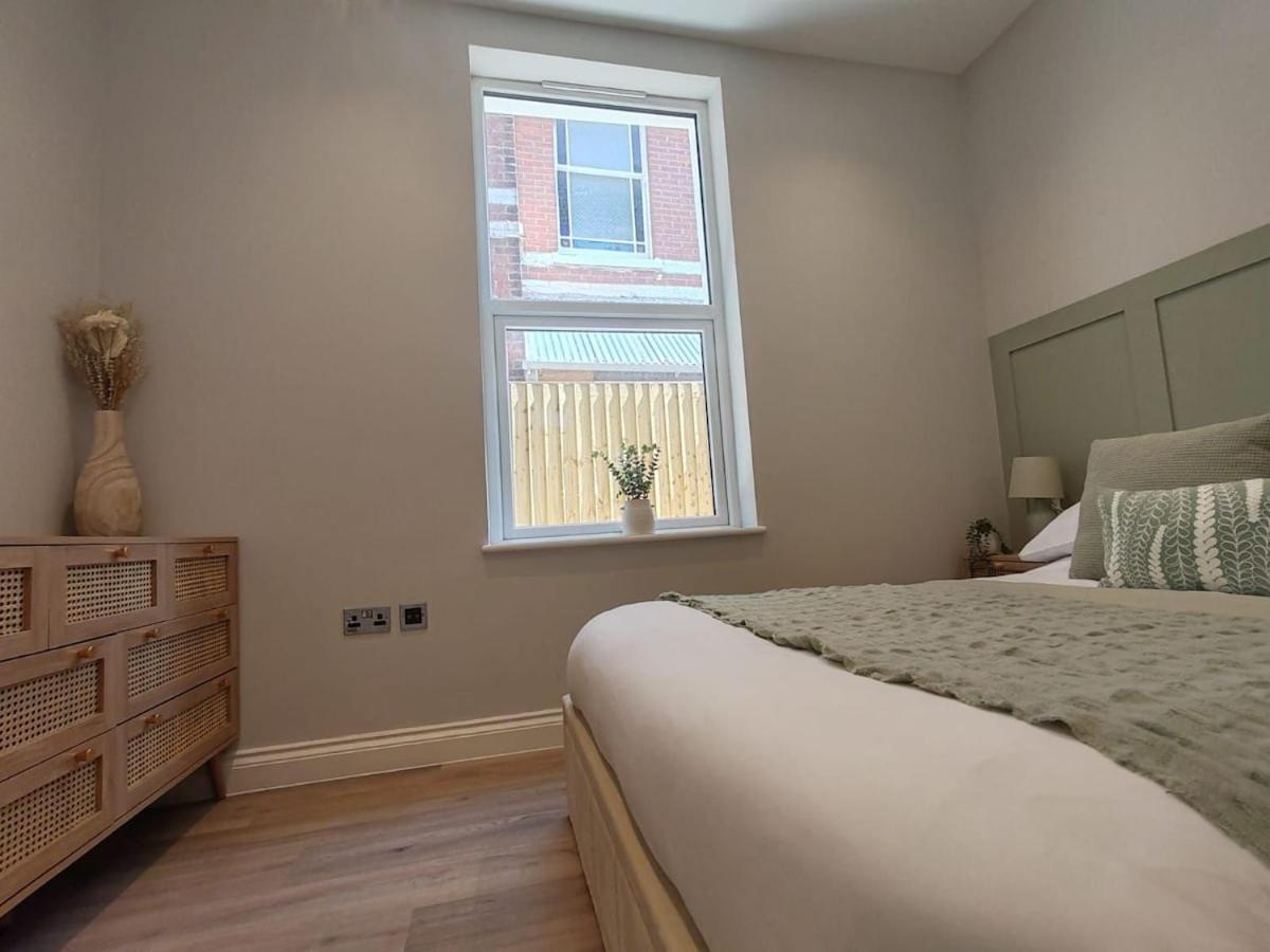 Stunning Modern Apartment Sleeps 4 - 6 Min Walk From Golden Beaches-Free Parking Bornemouth Extérieur photo