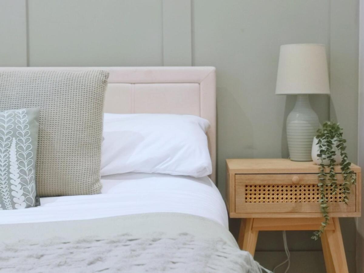 Stunning Modern Apartment Sleeps 4 - 6 Min Walk From Golden Beaches-Free Parking Bornemouth Extérieur photo